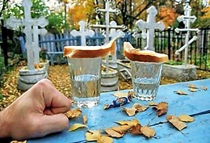 В Одесской области мальчик выпил водки на кладбище