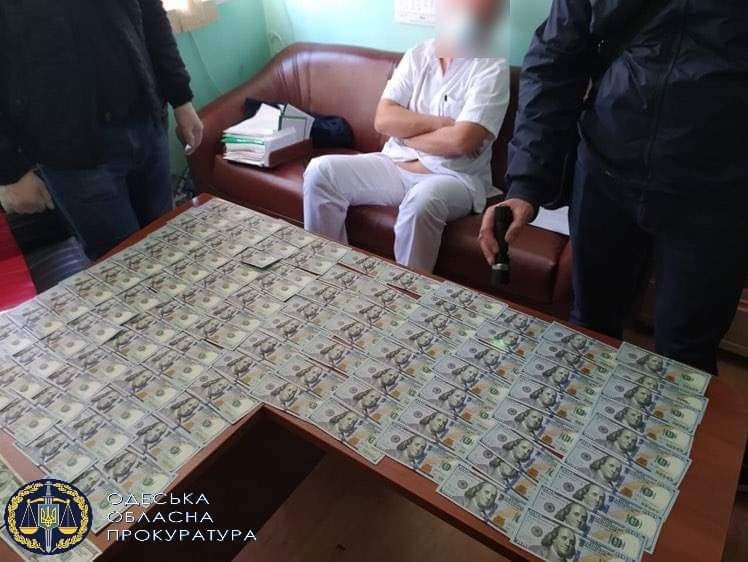 Одесского хирурга задержали при получении взятки в 11 тыс. долларов