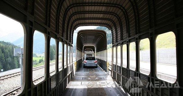 «Укрзалізниця» добавила вагон-автомобилевоз в состав поезда Днепр - Одесса