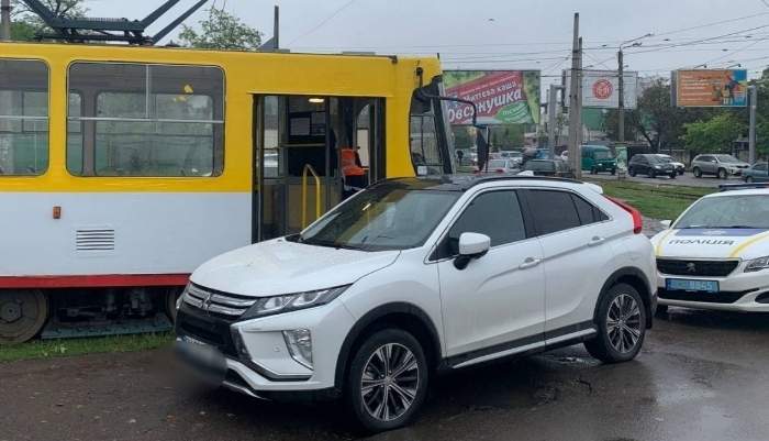 Водитель джипа заблокировал движение трамваев на Таирова