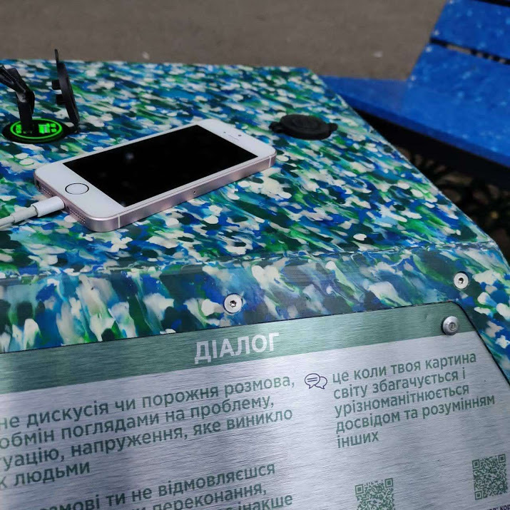 Одесситы создали беседку из переработанного пластика с солнечными батареями (фото)