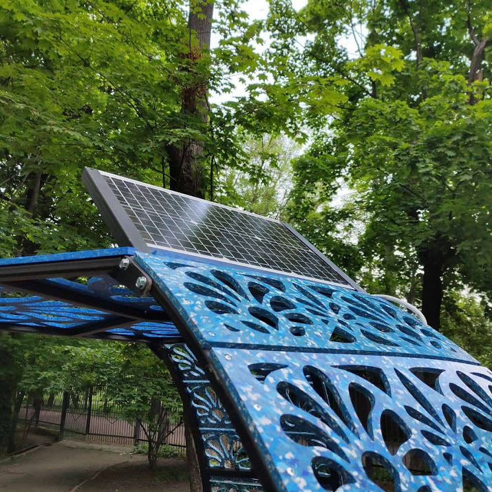 Одесситы создали беседку из переработанного пластика с солнечными батареями (фото)