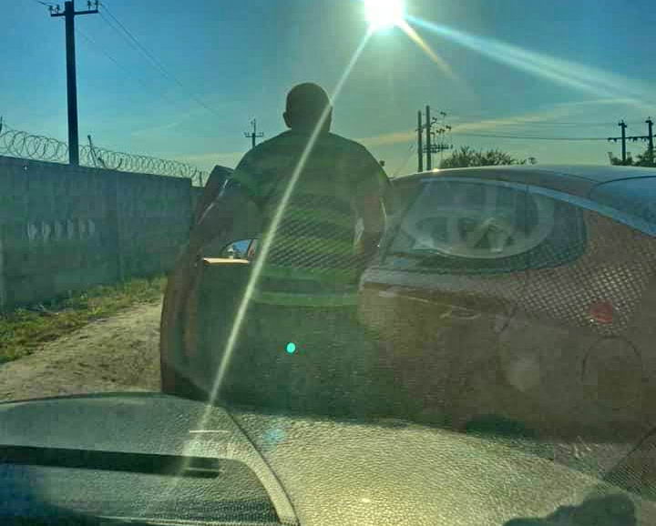 Не уступил дорогу: одесский таксист распылил газ в лицо водителю