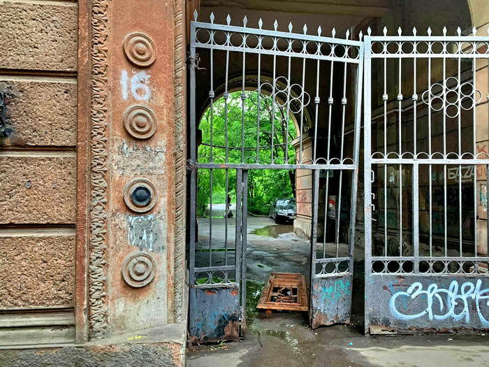 В Одессе старинную витражную дверь бросили в лужу, чтобы не замочить ноги