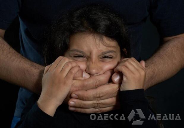Насиловал 13-летнюю девочку: педофила из Раздельнянского района отправили на 10 лет в тюрьму