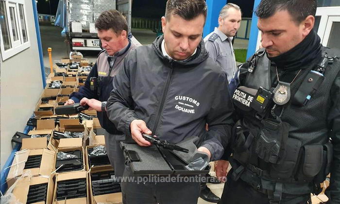 На границе с Одесской областью обнаружили 2850 револьверов в фуре с продуктами