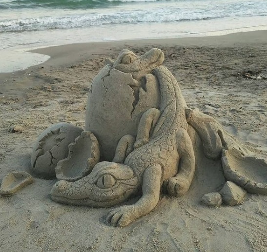 Одесситка создает огромные скульптуры из песка на пляже (ФОТО)