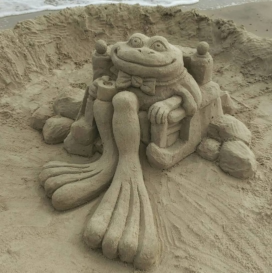 Одесситка создает огромные скульптуры из песка на пляже (ФОТО)