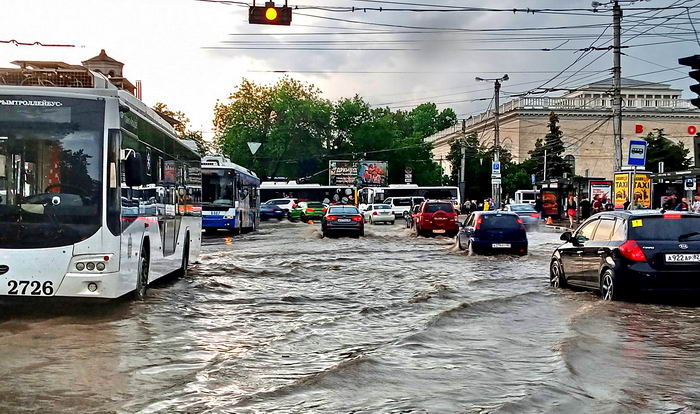 В Крыму после засухи сильные дожди вызвали затопление Симферополя (видео)