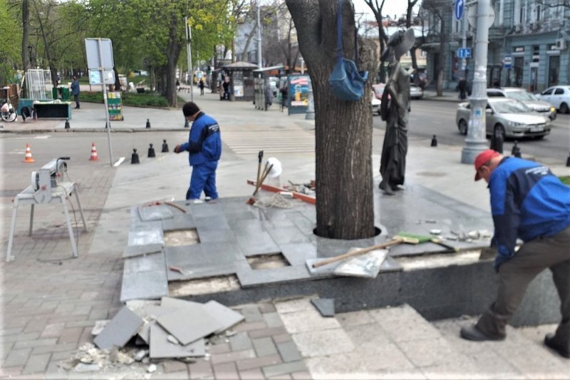 Вандалы повредили памятник Вере Холодной в Одессе (фоторепортаж)