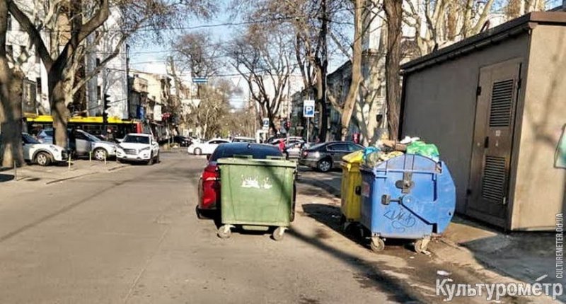 В центре Одессы проучили автохама мусорными баками