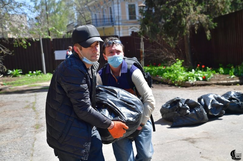 Одесситы устроили субботник на Даче Маразли (фото)