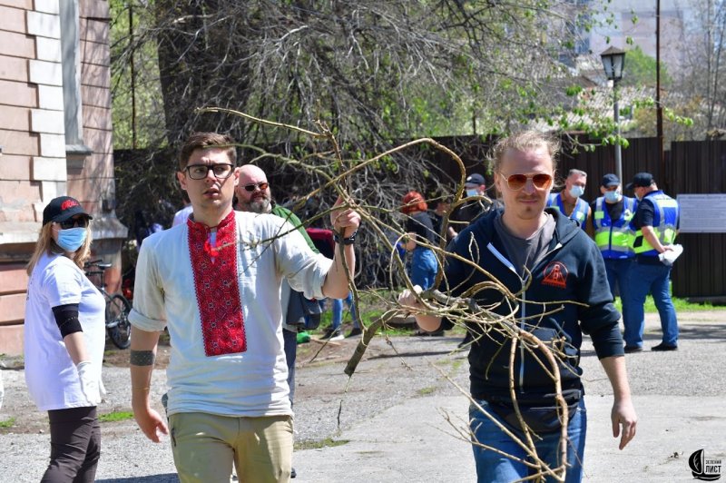Одесситы устроили субботник на Даче Маразли (фото)