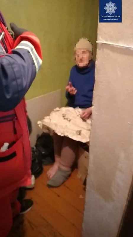 Одесские патрульные полицейские спасли пожилую женщину, которая получила травму в собственной квартире (фото)