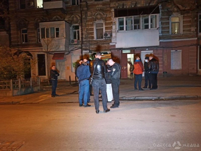 В центре Одессы к газовой трубе жилого дома привязали гранату (видео)