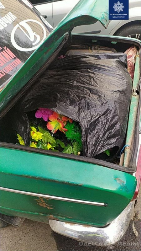 В Одессе задержали кладбищенских воров: украли цветы и венки с могил (фото)