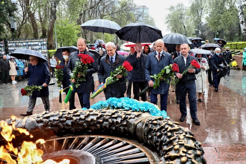 Под проливным дождем в Одессе возложили цветы на Аллее Славы (фото)