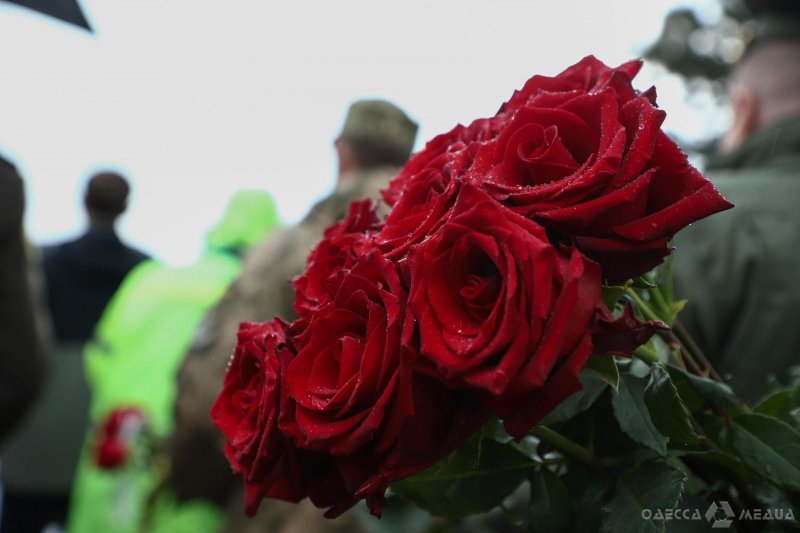 В Одессе по случаю Дня памяти и примирения возложили цветы к памятнику Неизвестному матросу (фоторепортаж)