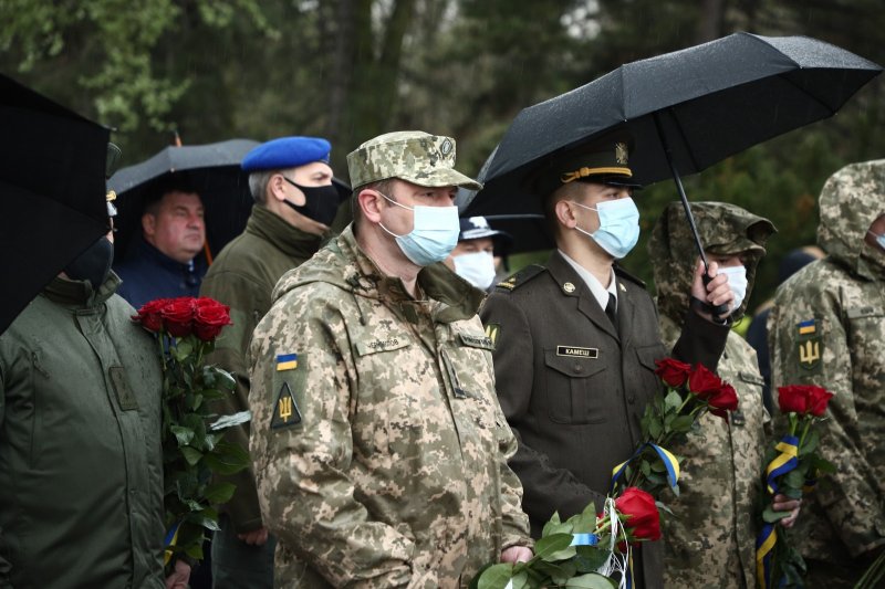 В Одессе по случаю Дня памяти и примирения возложили цветы к памятнику Неизвестному матросу (фоторепортаж)