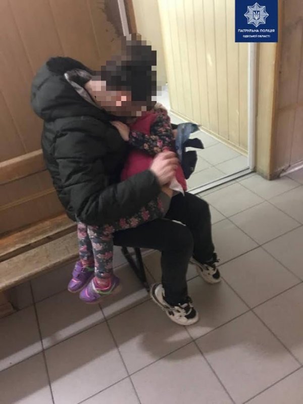Одесские патрульные доставили в больницу 4-летнюю девочку с травмой головы