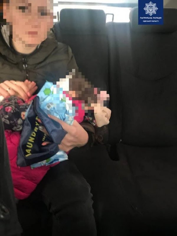 Одесские патрульные доставили в больницу 4-летнюю девочку с травмой головы