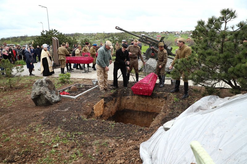 На Мемориале 412-й батареи перезахоронили останки 15 защитников и освободителей Одессы