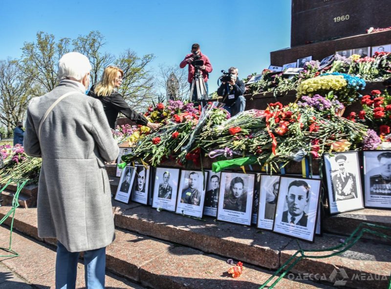 В Одессе проходит возложение цветов к памятнику Неизвестному матросу (фоторепортаж)