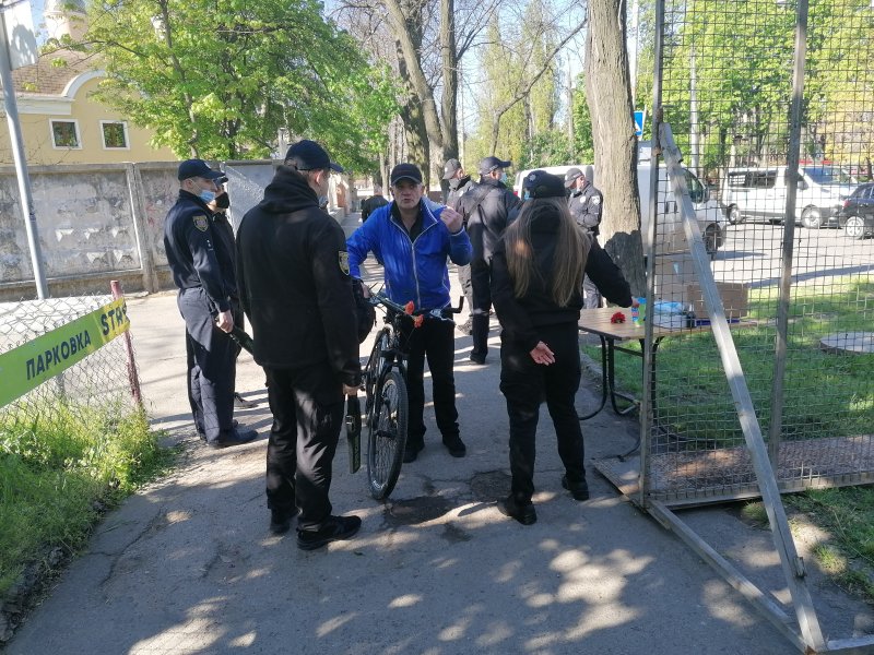 В Одессе проходит возложение цветов к памятнику Неизвестному матросу (фоторепортаж)