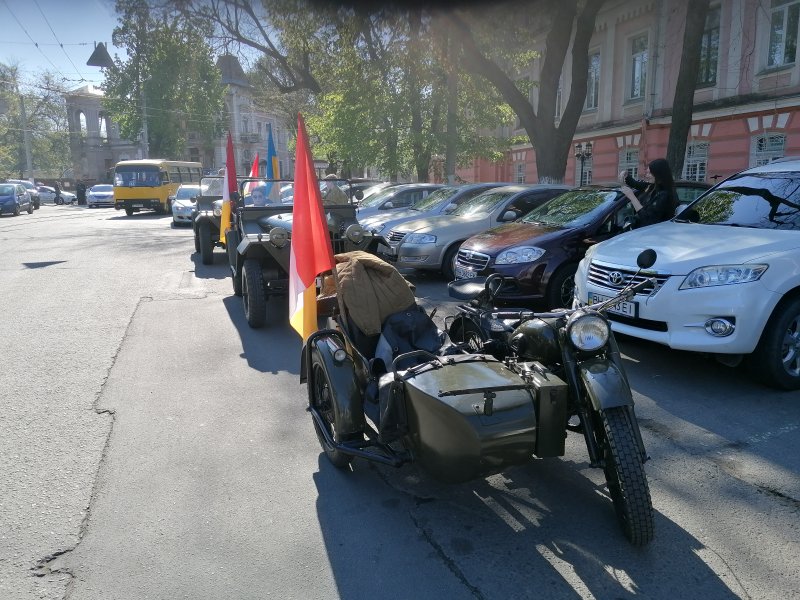 В Одессе проходит возложение цветов к памятнику Неизвестному матросу (фоторепортаж)