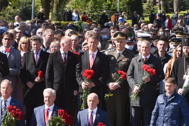 В Одессе проходит возложение цветов к памятнику Неизвестному матросу (фоторепортаж)