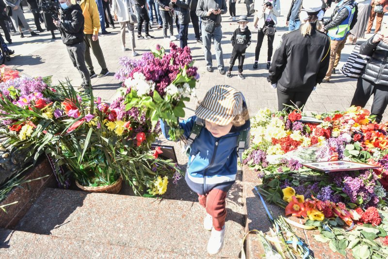 В Одессе проходит возложение цветов к памятнику Неизвестному матросу (фоторепортаж)