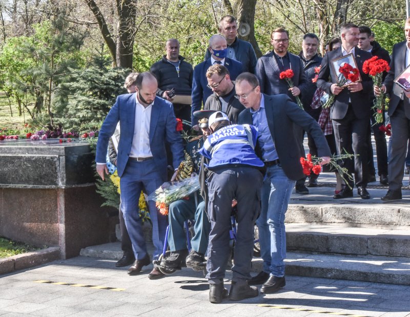 В Одессе проходит возложение цветов к памятнику Неизвестному матросу (фоторепортаж)