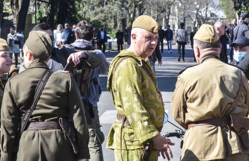 В Одессе проходит возложение цветов к памятнику Неизвестному матросу (фоторепортаж)