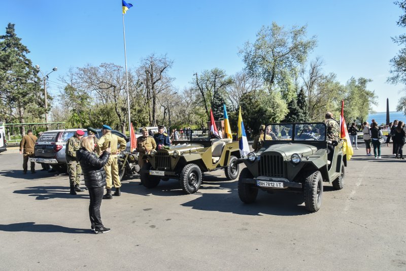 В Одессе проходит возложение цветов к памятнику Неизвестному матросу (фоторепортаж)