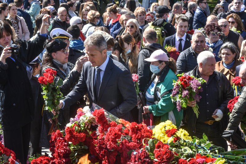 В Одессе проходит возложение цветов к памятнику Неизвестному матросу (фоторепортаж)