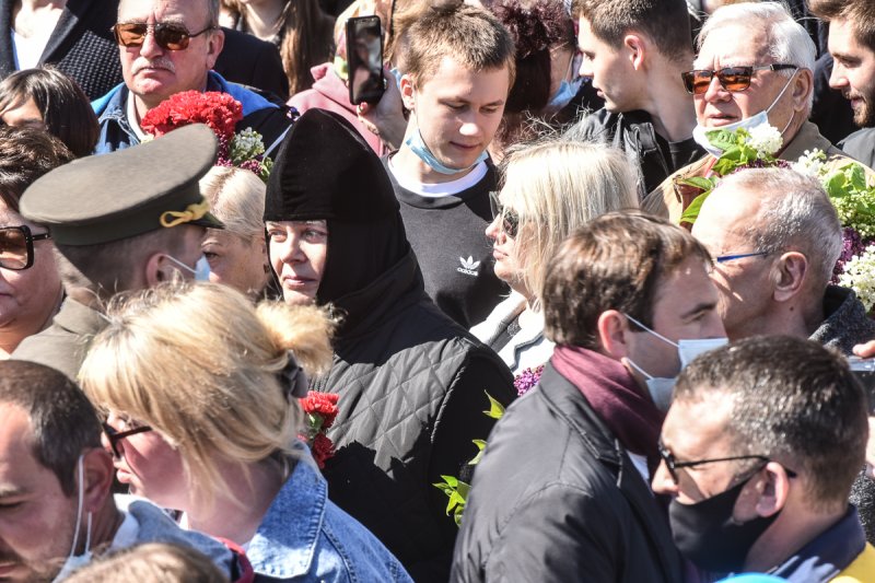 В Одессе проходит возложение цветов к памятнику Неизвестному матросу (фоторепортаж)