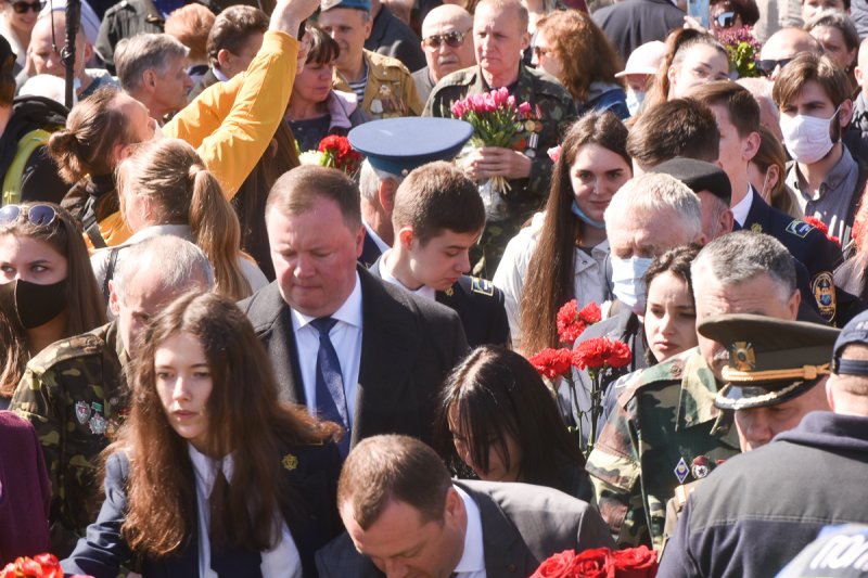 В Одессе проходит возложение цветов к памятнику Неизвестному матросу (фоторепортаж)