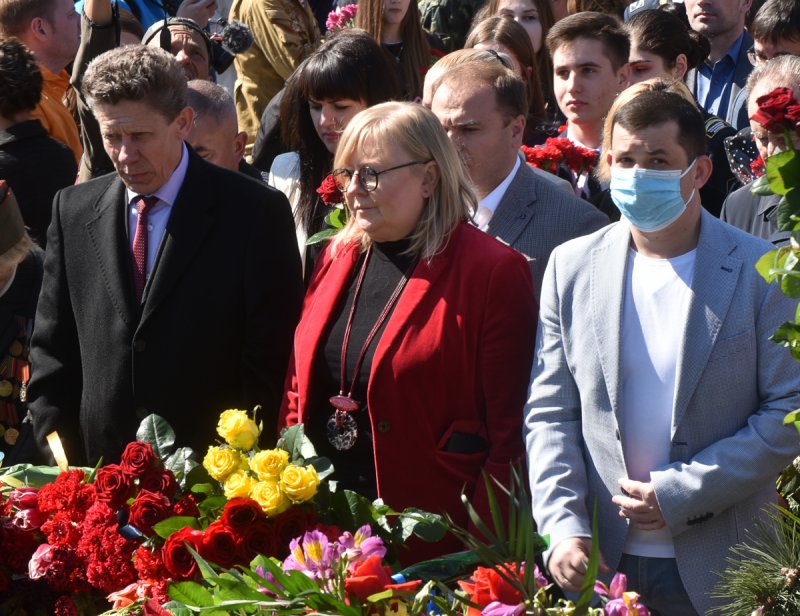 В Одессе проходит возложение цветов к памятнику Неизвестному матросу (фоторепортаж)