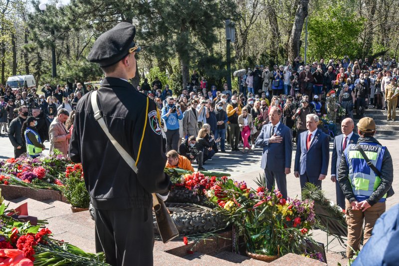 В Одессе проходит возложение цветов к памятнику Неизвестному матросу (фоторепортаж)