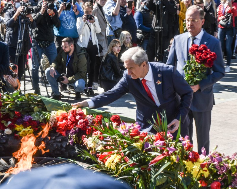 В Одессе проходит возложение цветов к памятнику Неизвестному матросу (фоторепортаж)