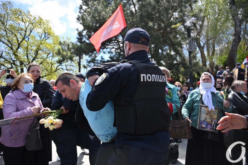“Бессмертный полк” в Одессе кричал “фашисты” в сторону полиции (видео)