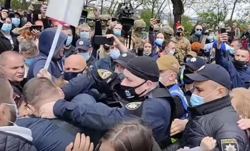 “Бессмертный полк” в Одессе кричал “фашисты” в сторону полиции (видео)