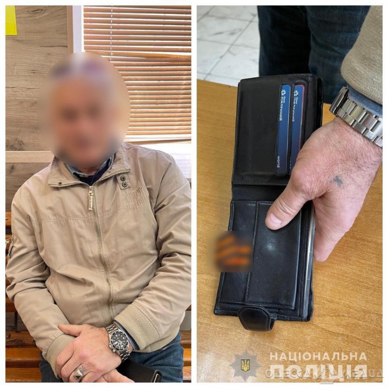 Одесские полицейские задержали пенсионера с георгиевской ленточкой и подростка со свастикой (фото)