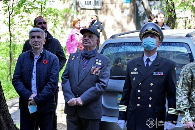Концерт под балконом: 100-летнего одесского ветерана поздравили с Днем победы