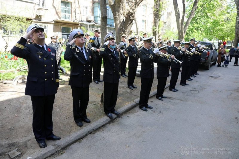 В Одессе военные с оркестром трогательно поздравили ветерана Второй мировой войны (фоторепортаж)