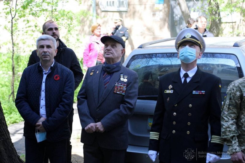 В Одессе военные с оркестром трогательно поздравили ветерана Второй мировой войны (фоторепортаж)