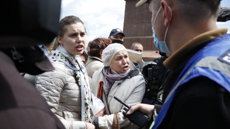 На Аллее Славы женщина кричала “Слава Новороссии” – ее задержали