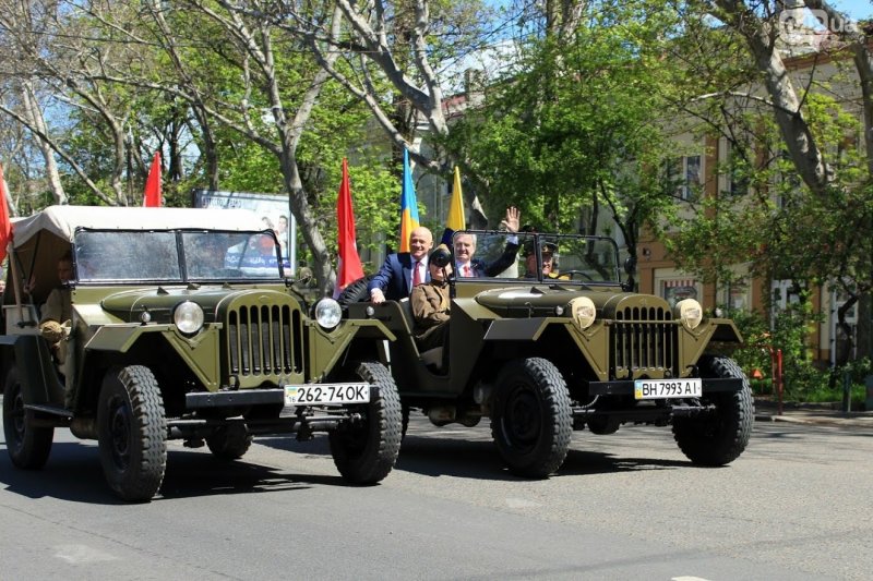 Труханов и Гриневецкий с “красноармейцами” катались на военных джипах (фото)