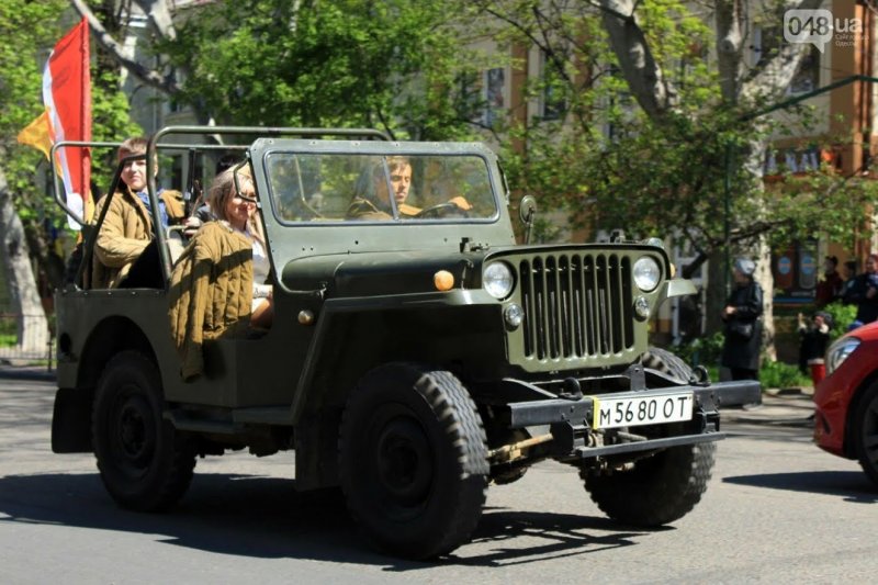 Труханов и Гриневецкий с “красноармейцами” катались на военных джипах (фото)