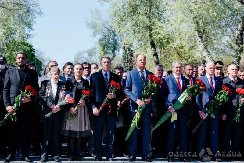 В День Победы одесситы чествовали ветеранов и возлагали цветы к воинским мемориалам